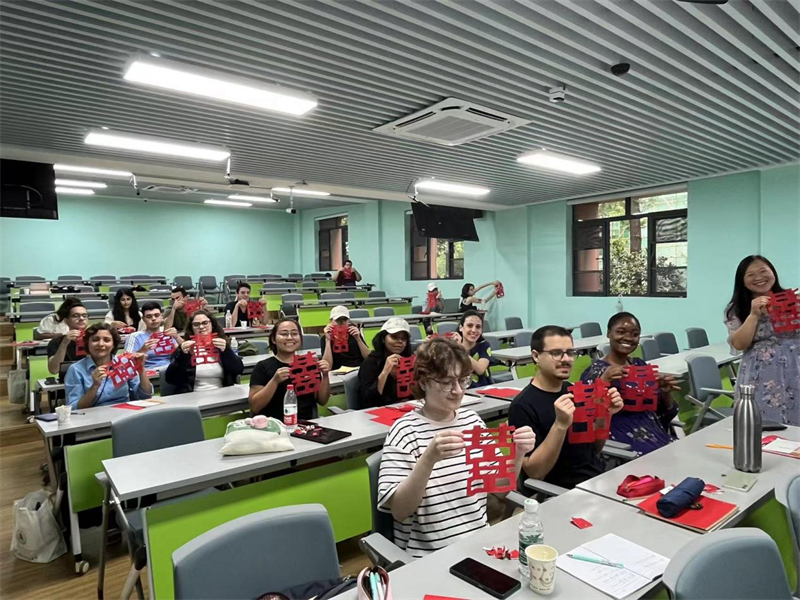 在中国和巴西共迎两国建交50周年之际,巴西圣保罗州立大学孔子学院今年7月成功组织多批、近40名巴西青少年来华进行短期访问交流,图为访问团成员参加文化体验活动。 巴西圣保罗州立大学孔子学院供图 在中国和巴西共迎两国建交50周年之际,巴西圣保罗州立大学孔子学院今年7月成功组织多批、近40名巴西青少年来华进行短期访问交流,图为访问团成员参加文化体验活动。 巴西圣保罗州立大学孔子学院供图