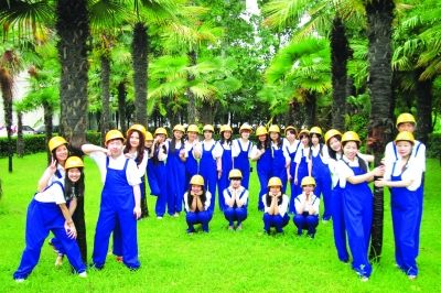 工人装毕业照 提醒自己要吃苦耐劳 工人装毕业照 提醒自己要吃苦耐劳