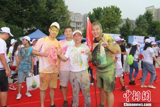 图为，国产亚洲精品久久久久久久_无码AV免费精品一区二区三区_99久久久无码国产精品免费人妻_精品人妻无码一区二区三区在线_无码专区久久综合久综合字幕_久久精品国产一区二区三区四区_真实一级一级一片免费视频_特级精品毛片免费观看_国产成人无码AA片免费看校长(中)与毕业生合影 向正鹏 摄