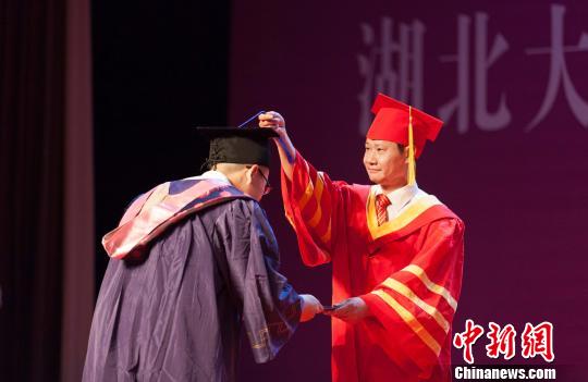 图为，国产亚洲精品久久久久久久_无码AV免费精品一区二区三区_99久久久无码国产精品免费人妻_精品人妻无码一区二区三区在线_无码专区久久综合久综合字幕_久久精品国产一区二区三区四区_真实一级一级一片免费视频_特级精品毛片免费观看_国产成人无码AA片免费看校长赵凌云为毕业生拨穗正冠 向正鹏 摄