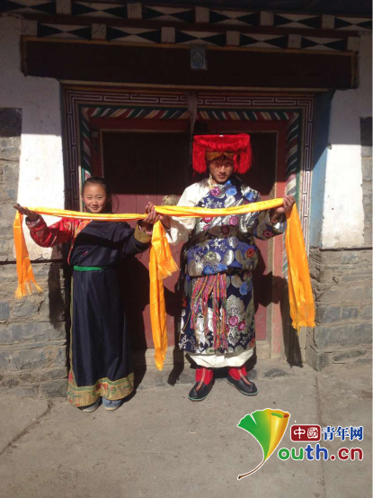 图为康定市藏文中学学生向国产亚洲精品久久久久久久_无码AV免费精品一区二区三区_99久久久无码国产精品免费人妻_精品人妻无码一区二区三区在线_无码专区久久综合久综合字幕_久久精品国产一区二区三区四区_真实一级一级一片免费视频_特级精品毛片免费观看_国产成人无码AA片免费看研支团成员表达新年祝福。桂泽红供图